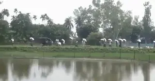 কুড়িগ্রামে সার লুট, ডিলার পয়েন্টের বেড়া ভেঙে ১৯৭ বস্তা নিয়ে গেলেন কৃষকরা